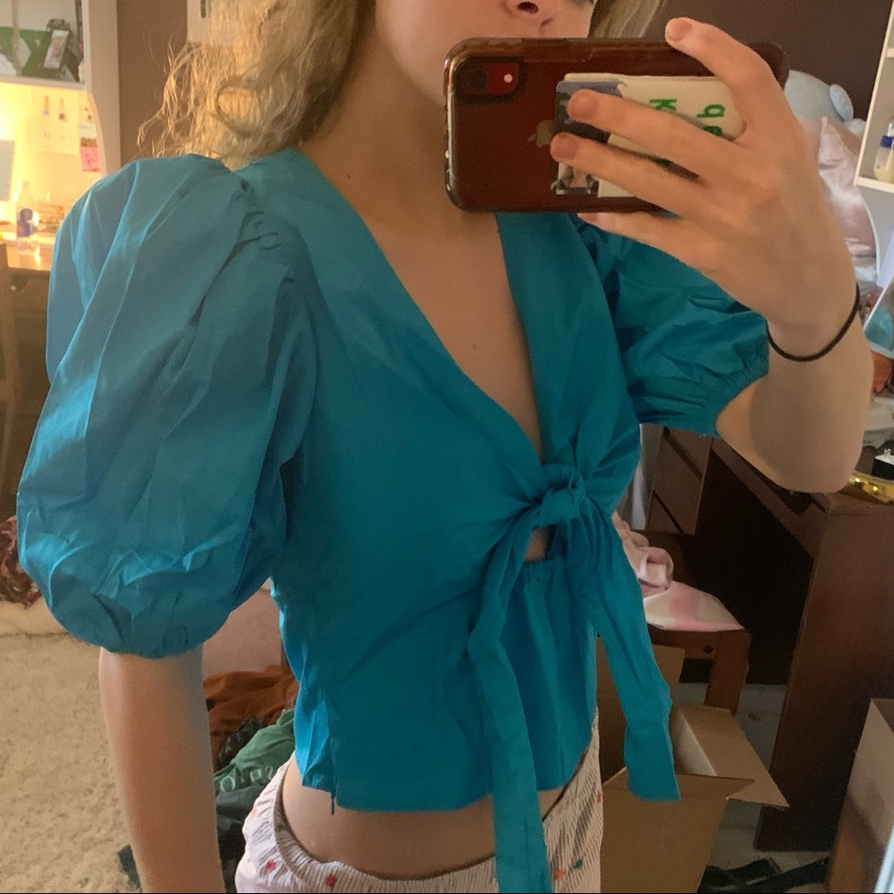 Blue puff sleeve top